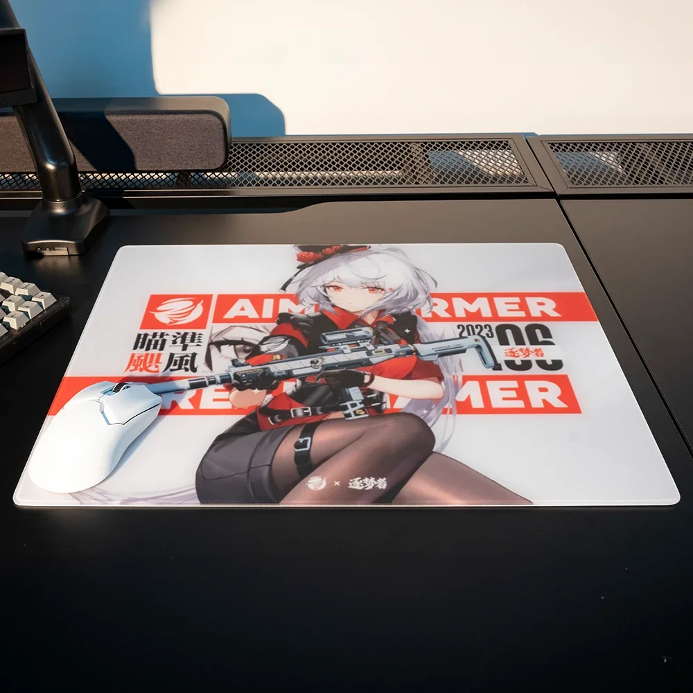 Siyah masada anime kız grafikli beyaz mousepad ve beyaz fare.