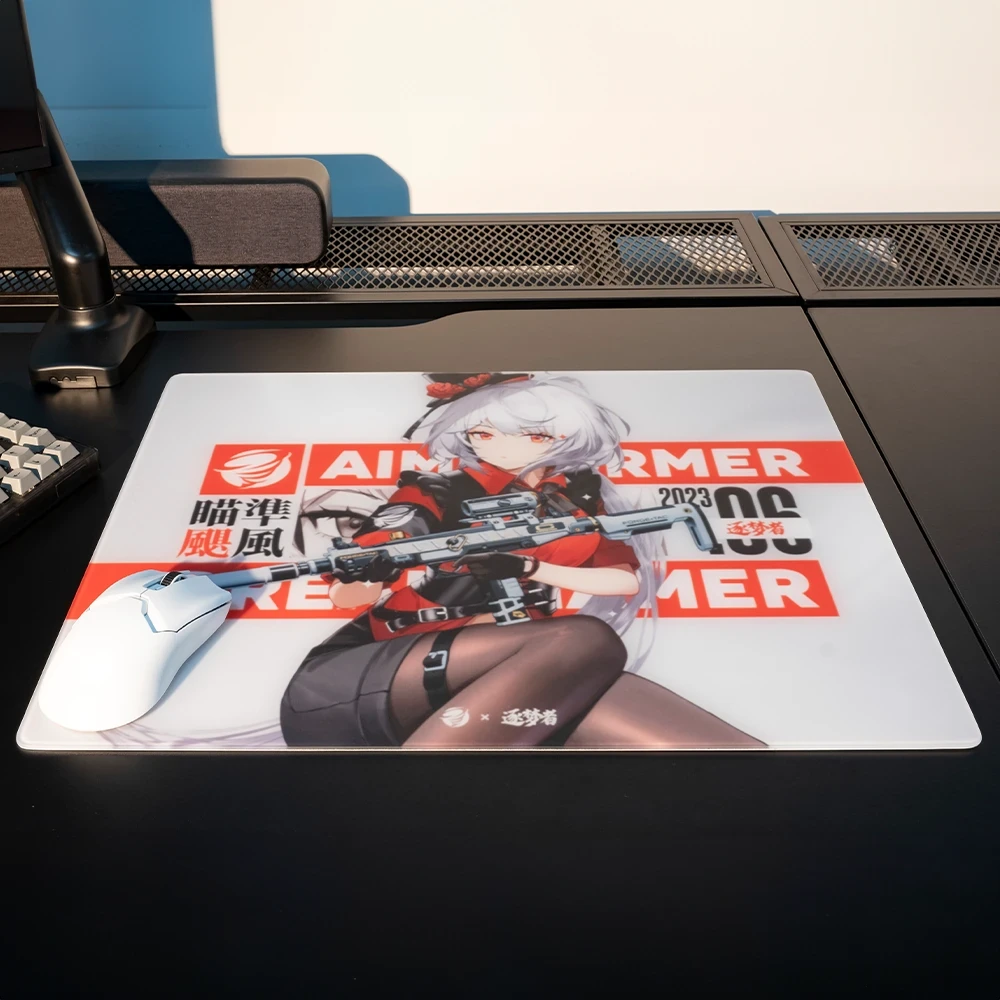 Kırmızı ve beyaz arkaplanda tüfek tutan bir anime karakterinin olduğu mousepad üzerinde beyaz bir bilgisayar faresi.