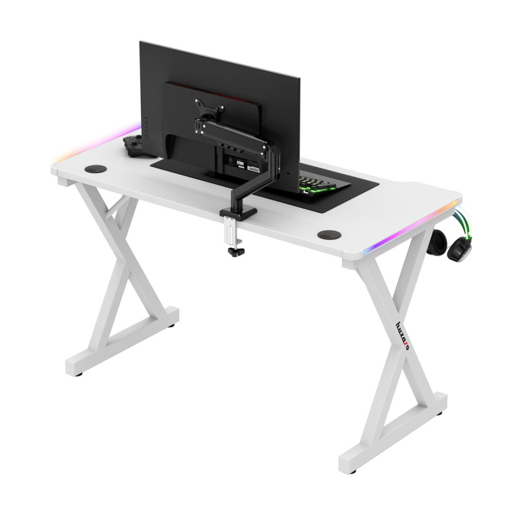 Białe biurko dla graczy z monitorem, klawiaturą, padem, słuchawkami i oświetleniem RGB na białym tle.