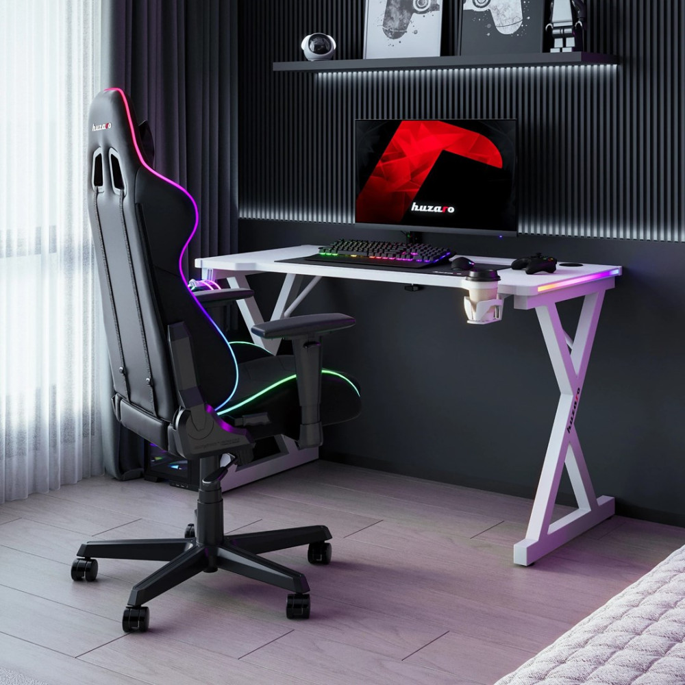 Stanowisko do gramia z czarnym krzesłem, białym biurkiem, monitorem, klawiaturą i oświetleniem LED.