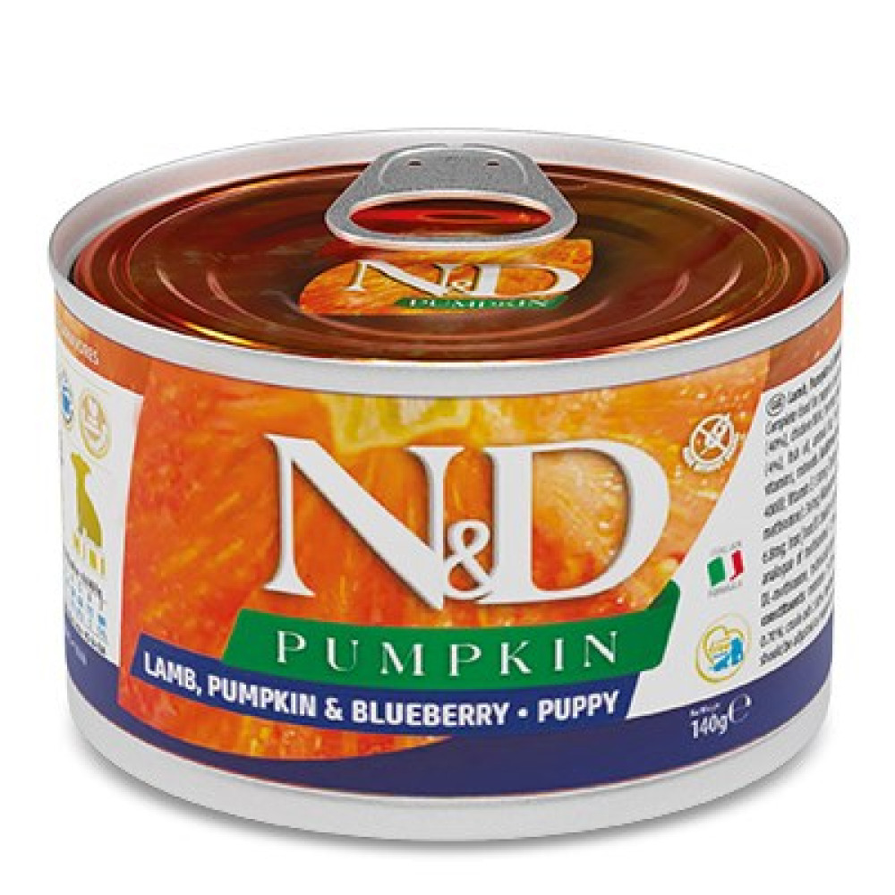Okrągła puszka karm dla szczeniąt N&D Pumpkin z jagnięciną, dynią i jagodami na białym tle.