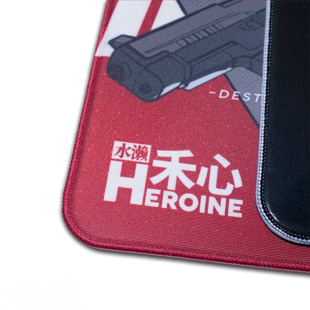 Grafik ve Heroine yazısı içeren kırmızı ve siyah bir oyuncu mousepad'inin yakın planı.