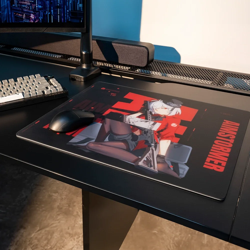 Anime mousepadli siyah masa, tüfekli karakter, siyah mouse ve klavye.