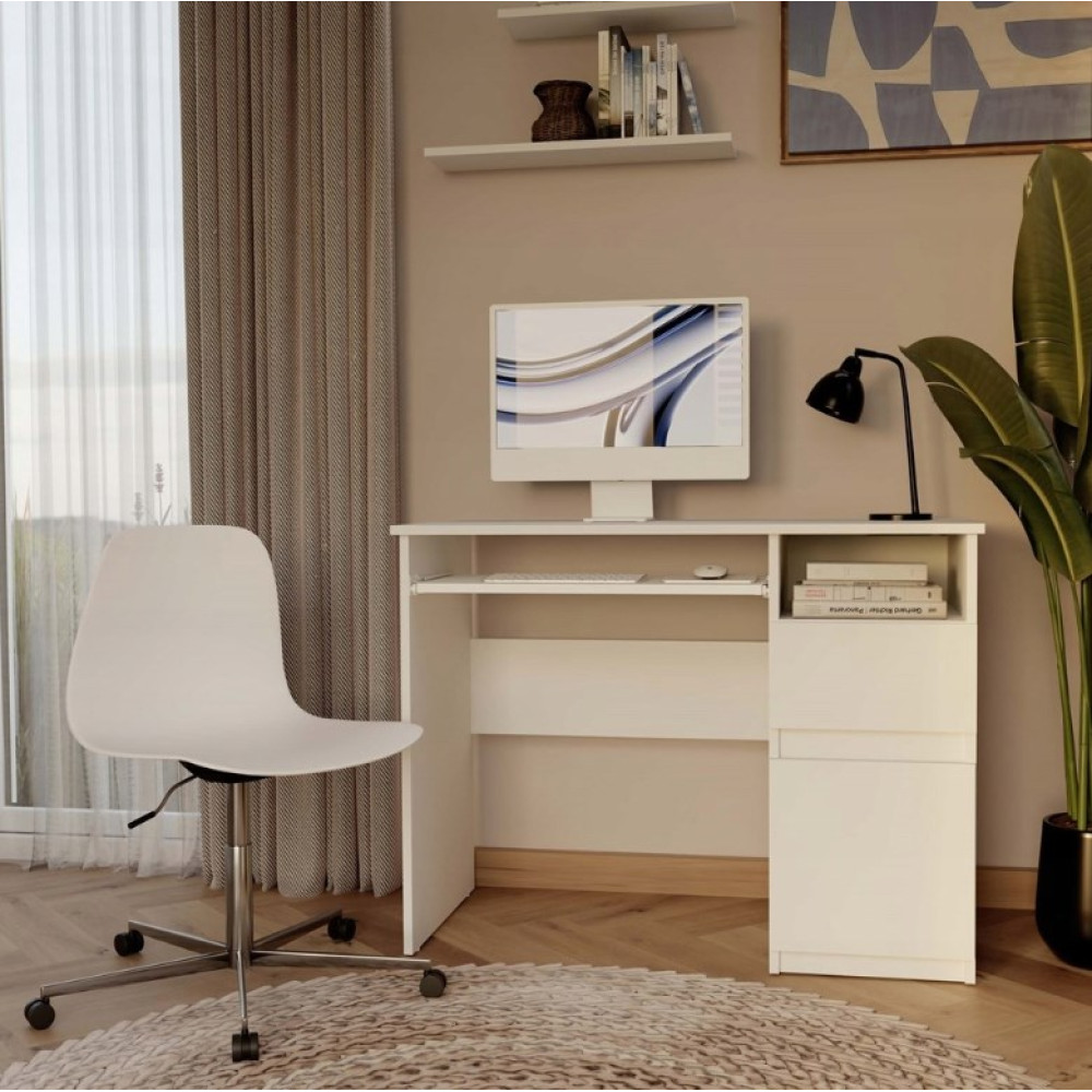 Escritorio blanco moderno con silla, ordenador, lámpara y planta alta en habitación luminosa.