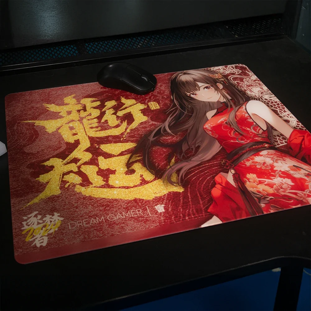 Kırmızı elbiseli bir anime kızı, altın rengi Çin karakterleri ve siyah fare bulunan kırmızı bir oyuncu mousepad'i.