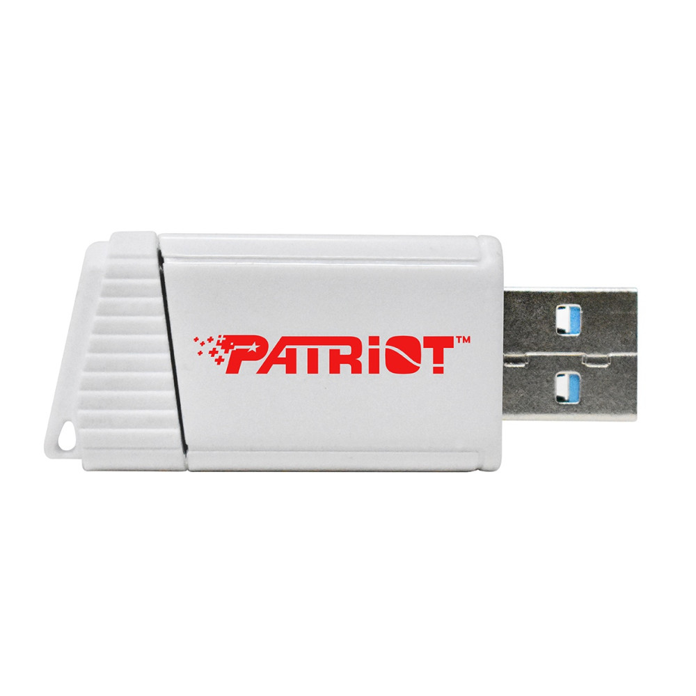 Ein weißer Patriot USB-Stick mit rotem Logo auf einer weißen Hintergrund.