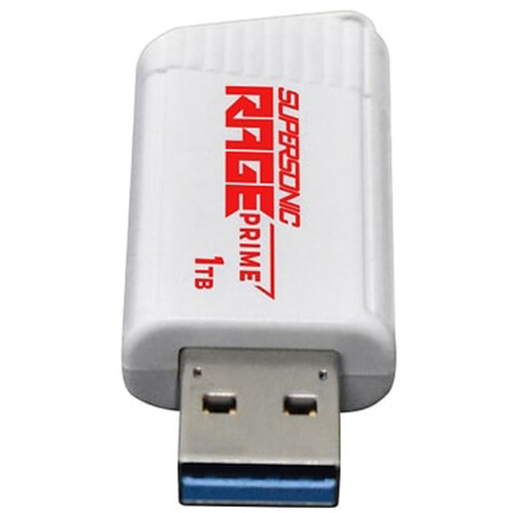 Ein weißer Patriot Supersonic Rage Prime 1TB USB-Stick mit rotem Logo auf der Vorderseite gegen weißen Hintergrund.
