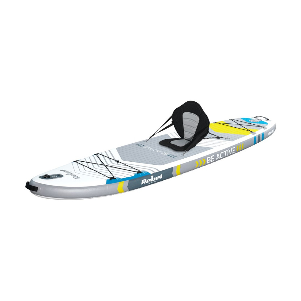Una tavola da sup bianca, blu e gialla con sedile nero attaccato su sfondo bianco.