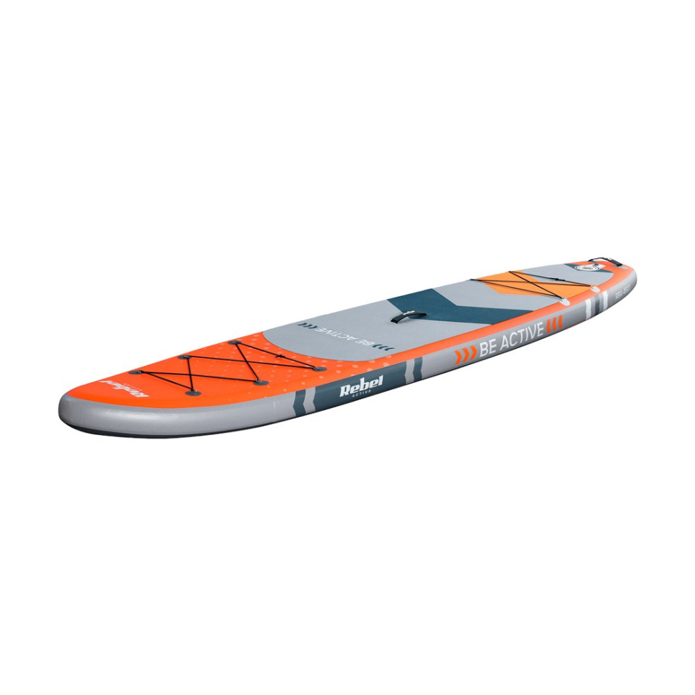 Una tavola da sup gonfiabile arancione e grigia con corde elastiche nere su sfondo bianco.