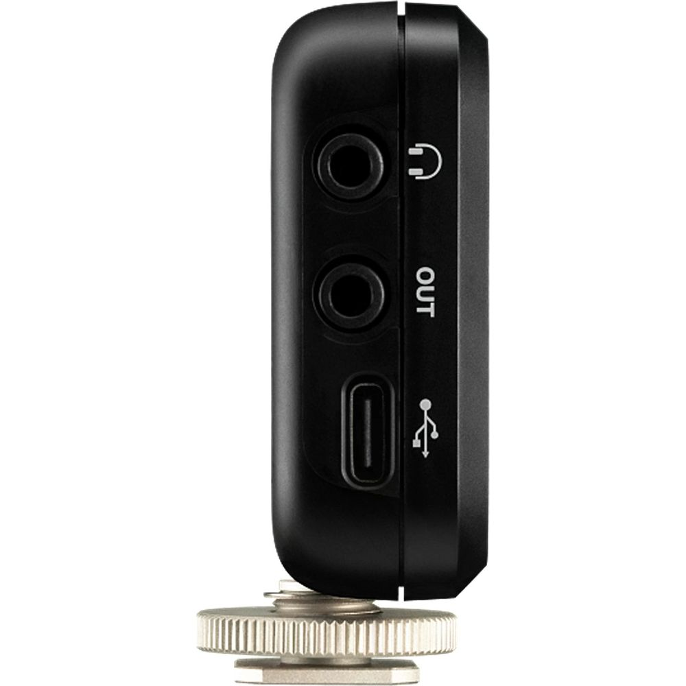 Widok z boku czarnego odbiornika audio z gniazdem słuchawkowym, wyjściem, portem USB-C i metalową śrubą mocującą.