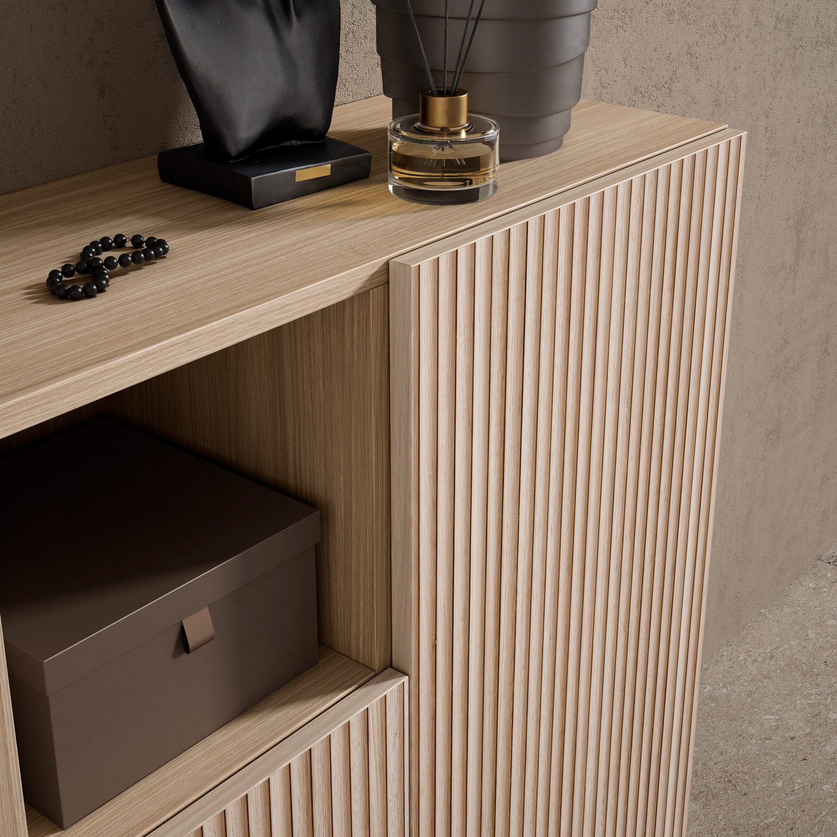 Mueble de madera moderno con puertas acanaladas y estante, decorado con escultura, difusor y caja.