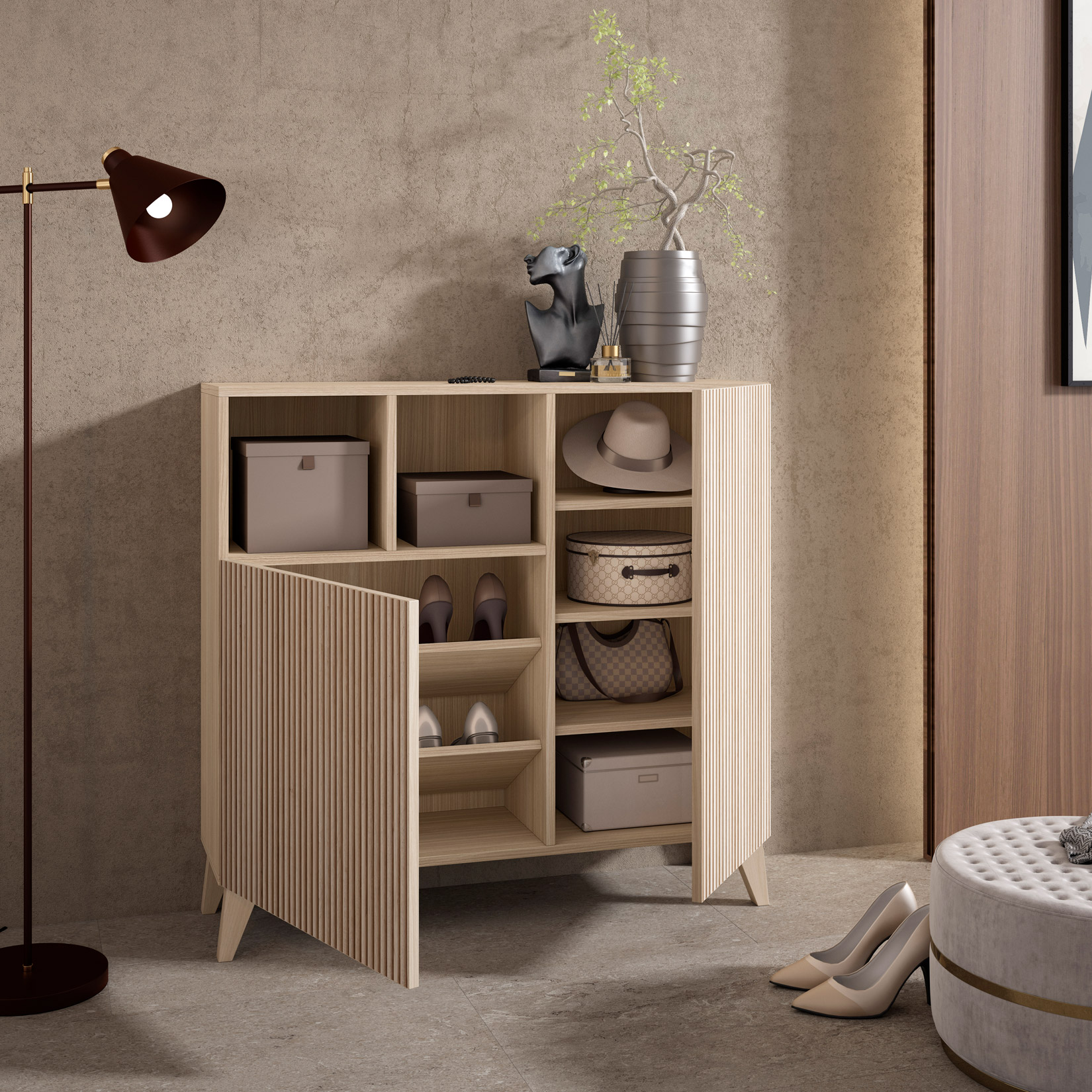 Un armario de madera con zapatos, cajas y decoración encima, junto a una lámpara de pie y un taburete.