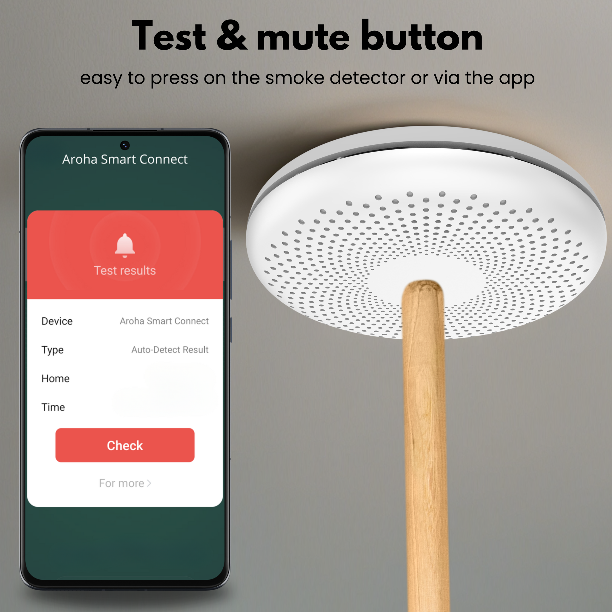 Uno smartphone mostra i risultati del test mentre un bastone tocca un rilevatore di fumo rotondo sul soffitto.