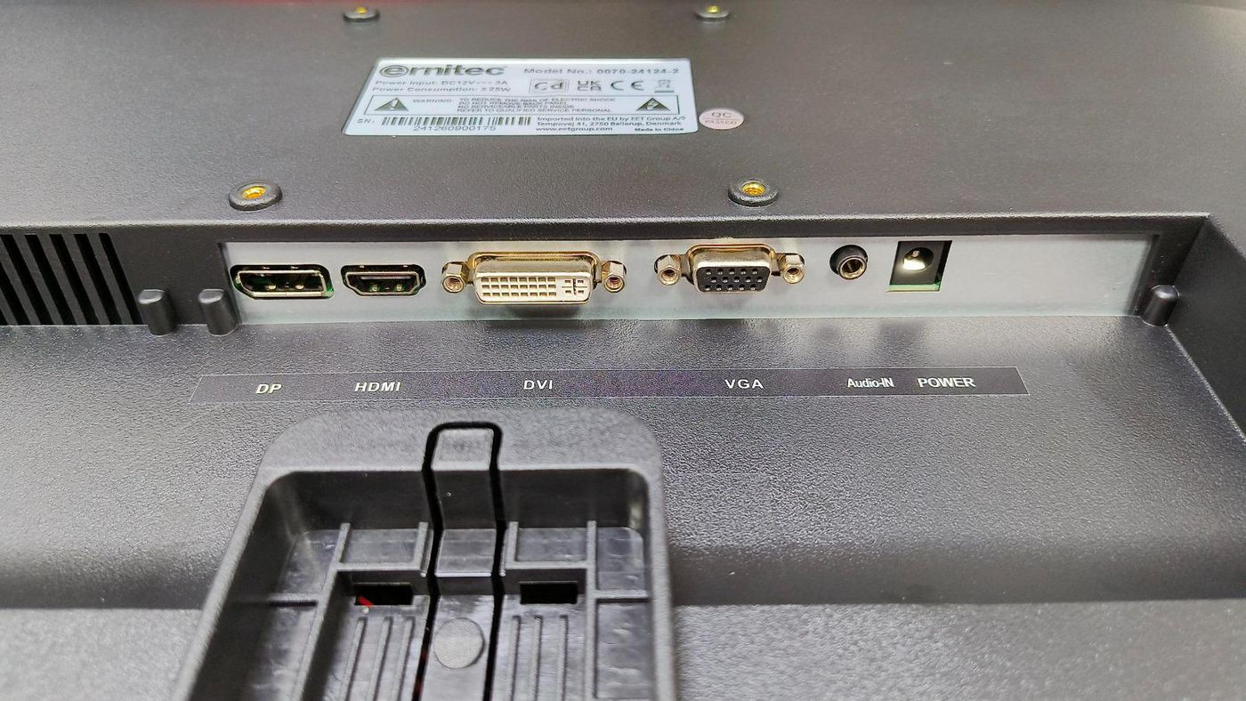 Retro di un monitor con porte DP, HDMI, DVI, VGA, audio e alimentazione e etichetta.