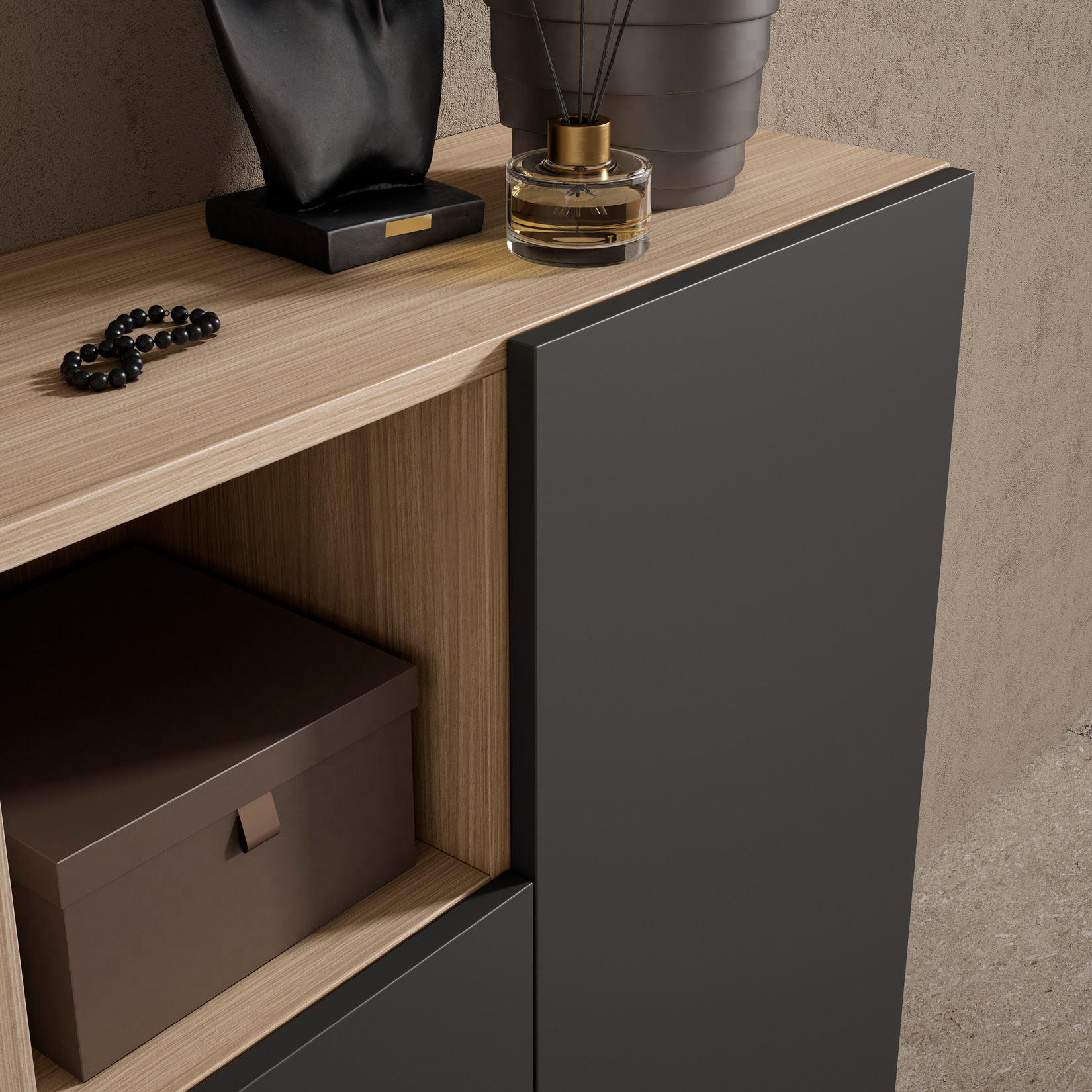 Un armario de madera con puerta oscura, que sostiene un busto negro, difusor y cuentas, con una caja dentro.