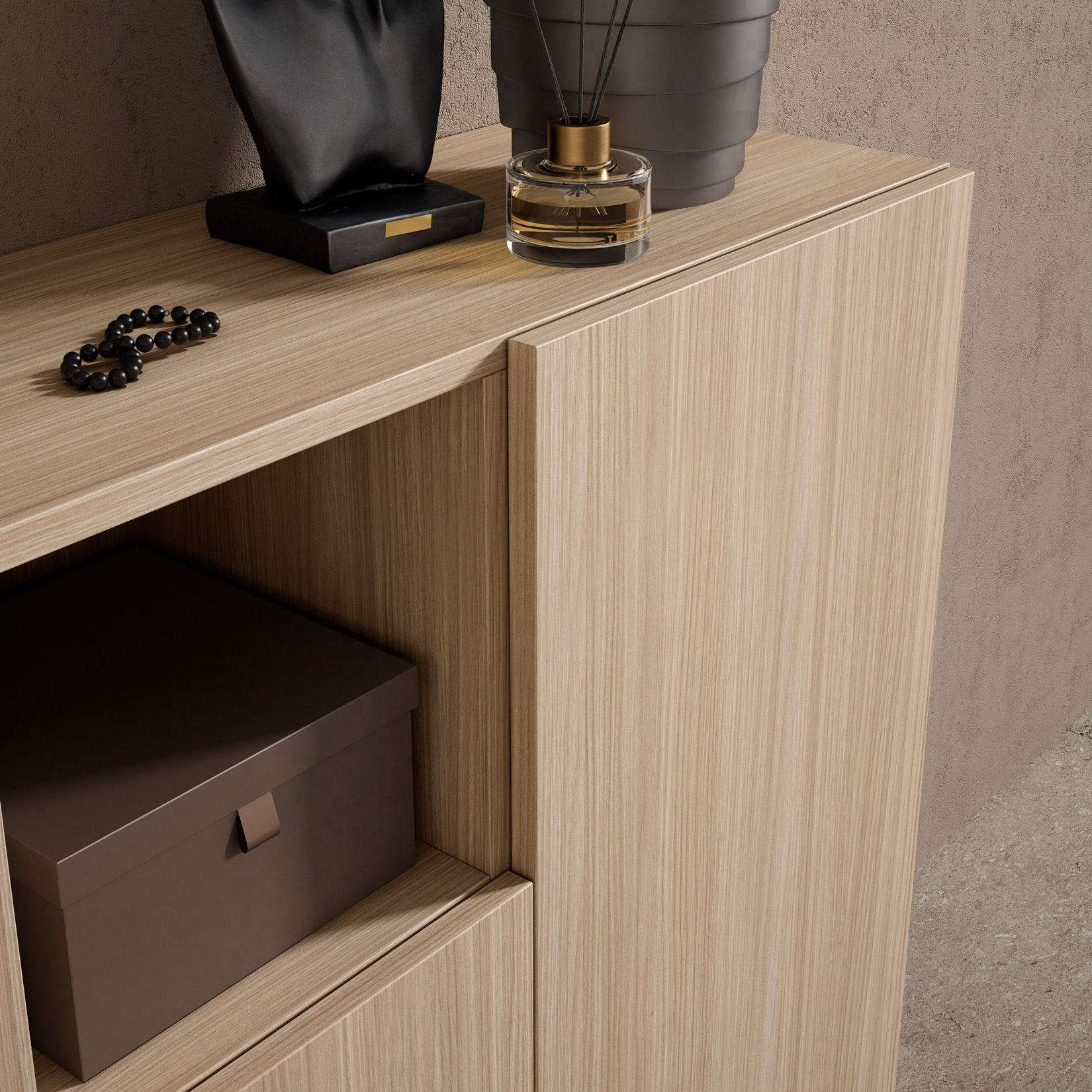 Un aparador de madera con objetos decorativos, una escultura y una caja en el estante abierto contra una pared.
