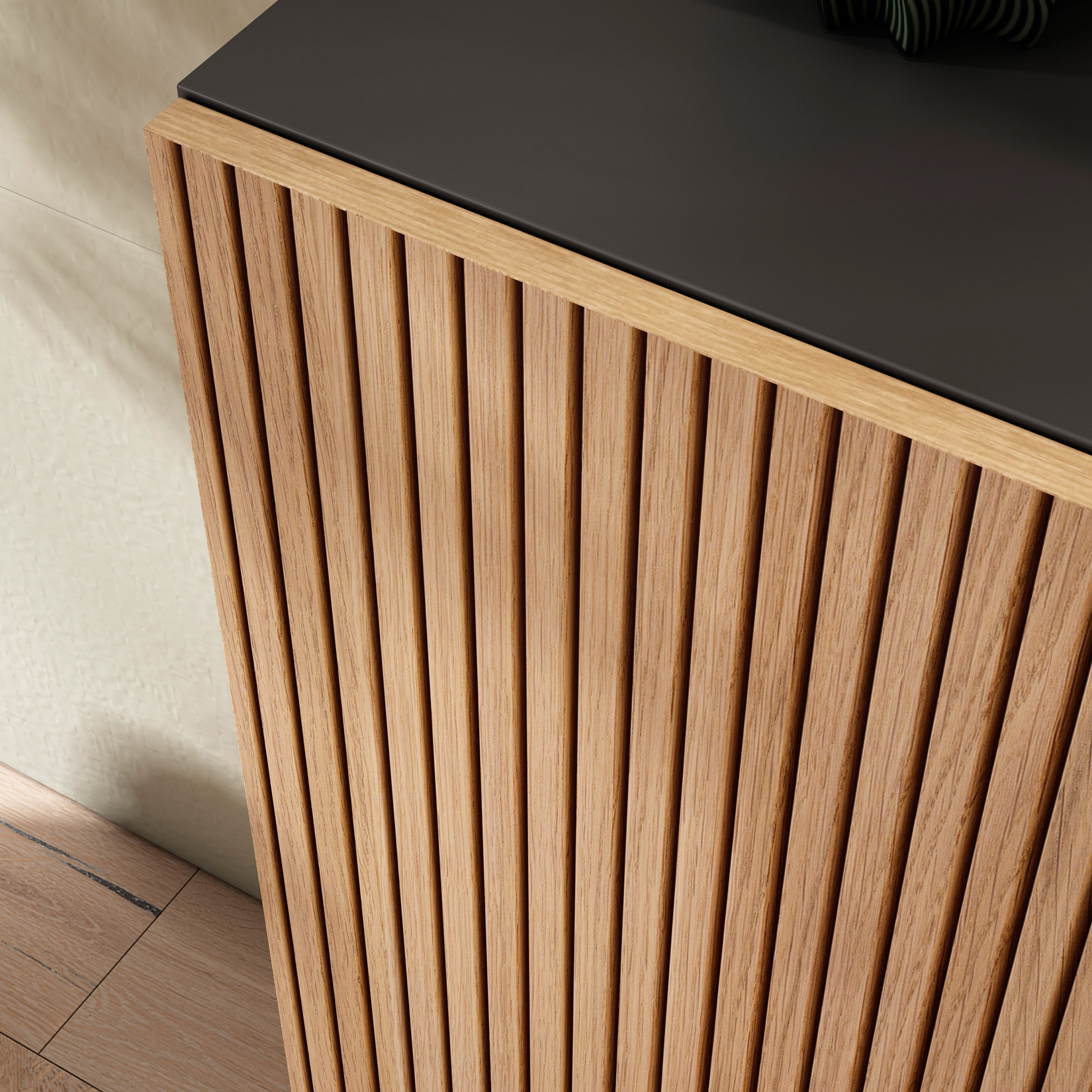 Primer plano de un mueble de madera con listones verticales y tablero oscuro.