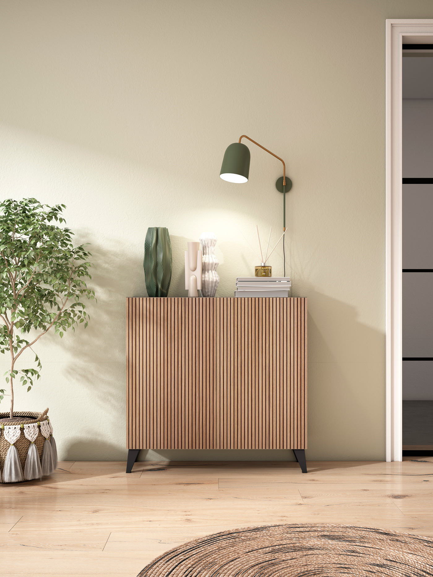 Aparador de madera contra pared beis con lámpara verde, floreros, libros y planta a la izquierda.