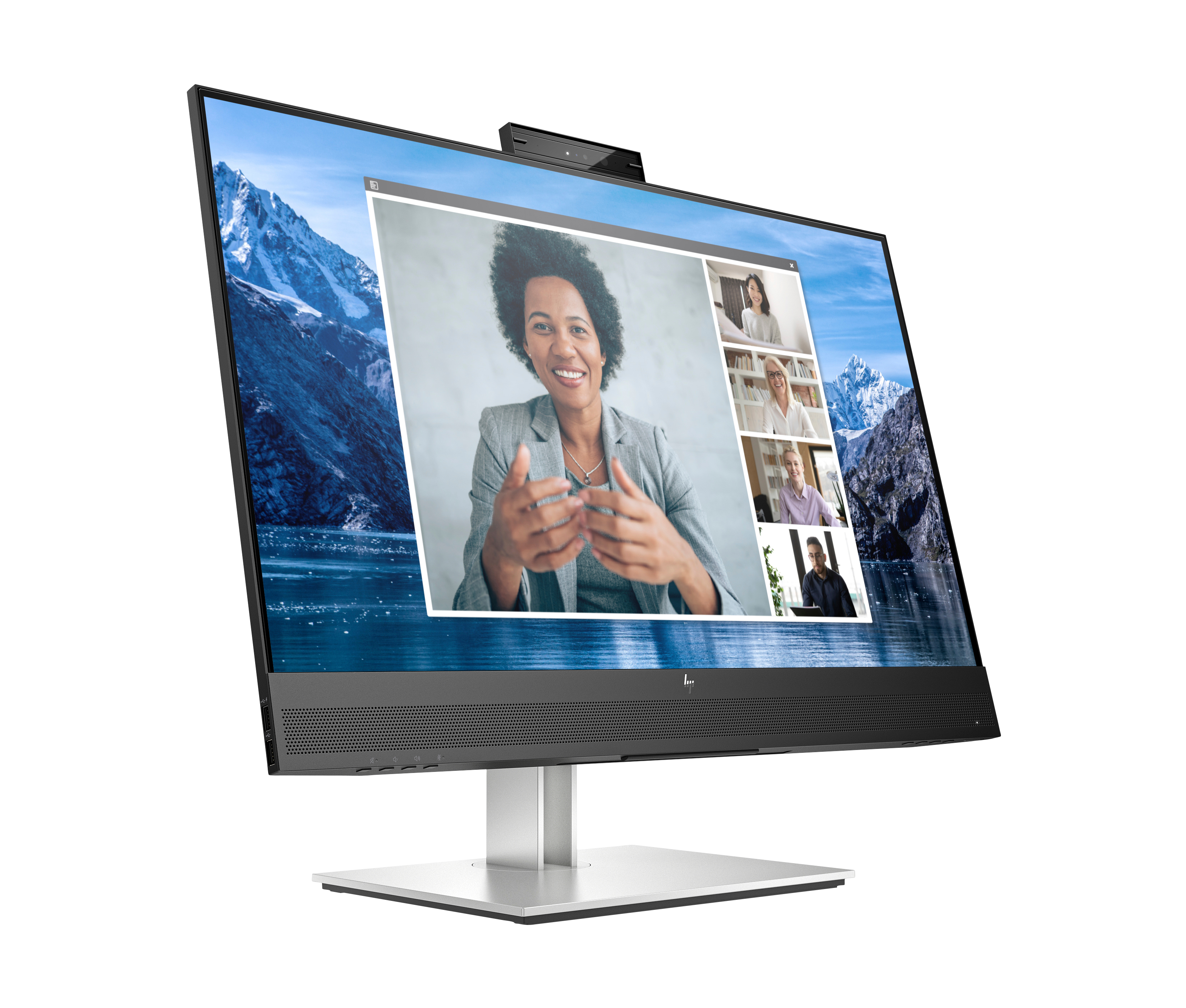Un computer all-in-one mostra una videoconferenza con più partecipanti.