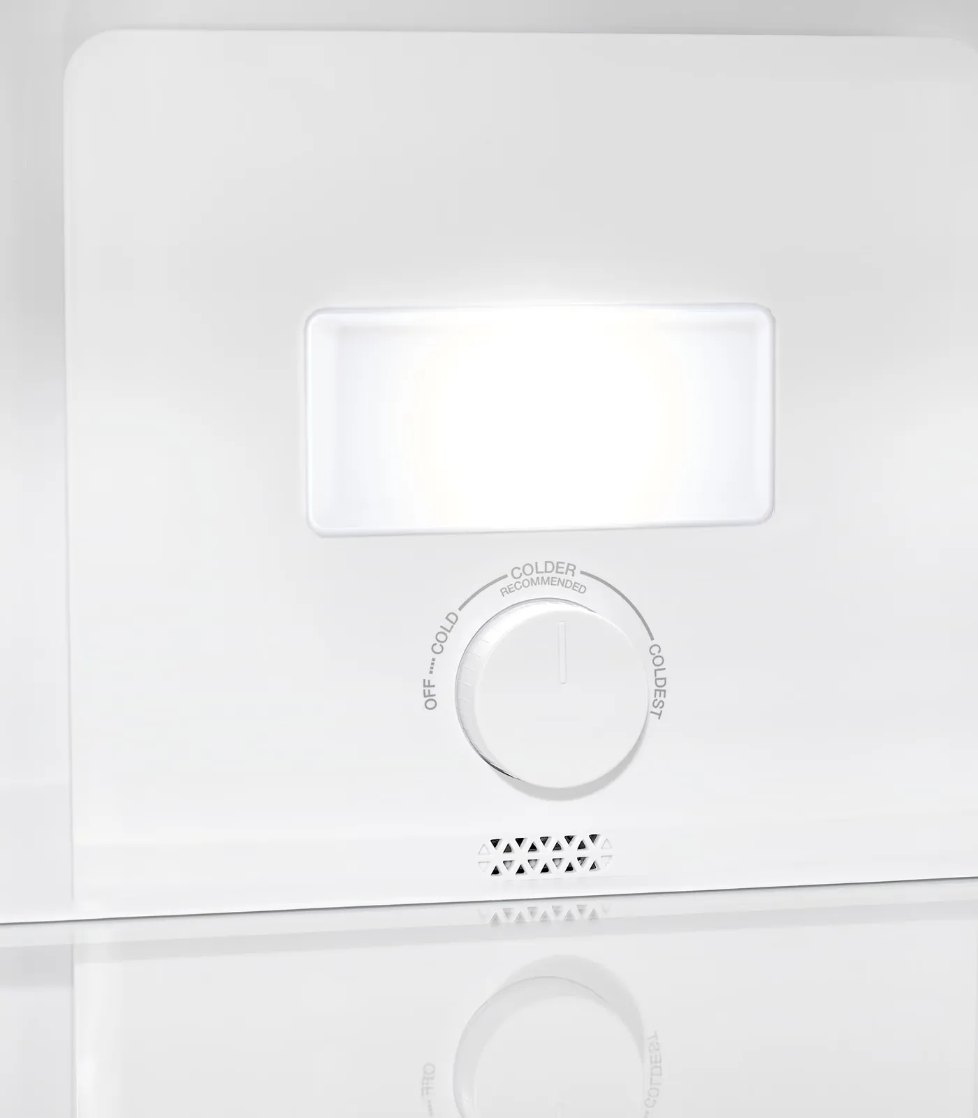 Weißes Kühlschrank-Innenpaneel mit hellem Licht und Temperaturregler von aus bis kälteste.