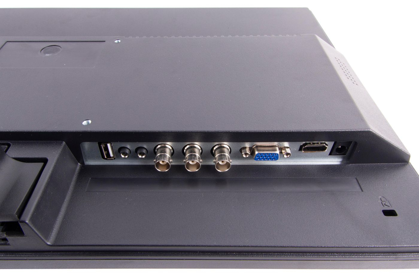 Vista posteriore di un monitor nero che mostra varie porte tra cui USB, BNC, VGA e HDMI.