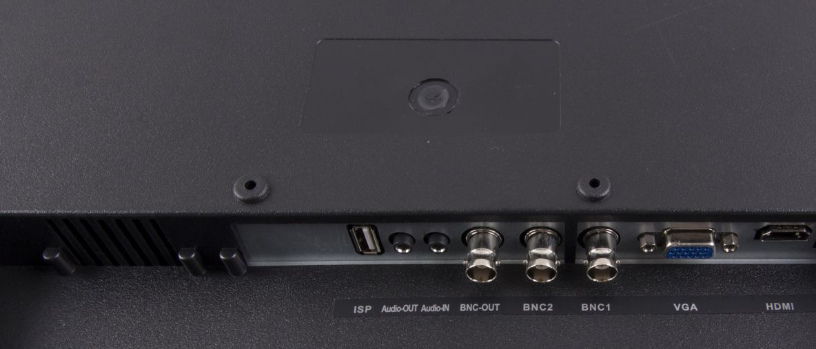 Pannello posteriore di un dispositivo elettronico nero con porte USB, audio, BNC, VGA e HDMI.