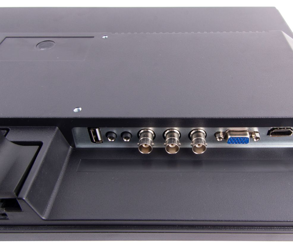 Retro di un monitor con porte USB, audio, BNC, VGA e HDMI.