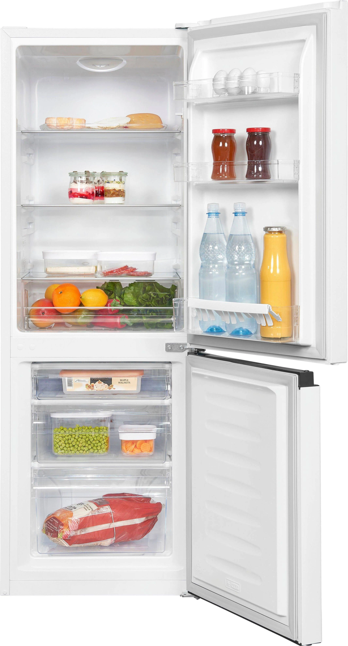 Ein offener weißer Kühlschrank, gefüllt mit Lebensmitteln, Getränken, Obst, Gemüse und Gläsern.