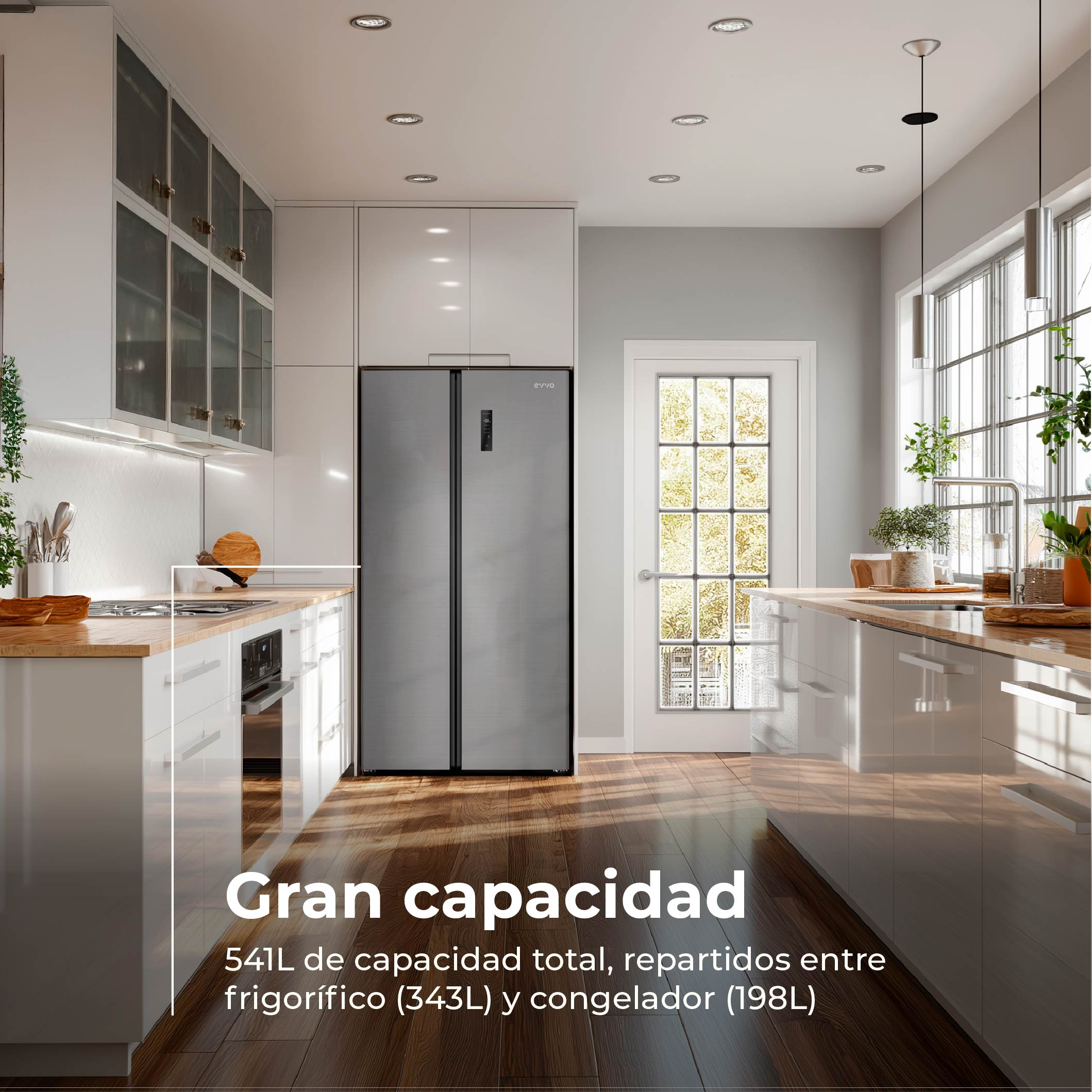 Moderna cocina blanca con un gran refrigerador plateado, suelo de madera y luz natural.