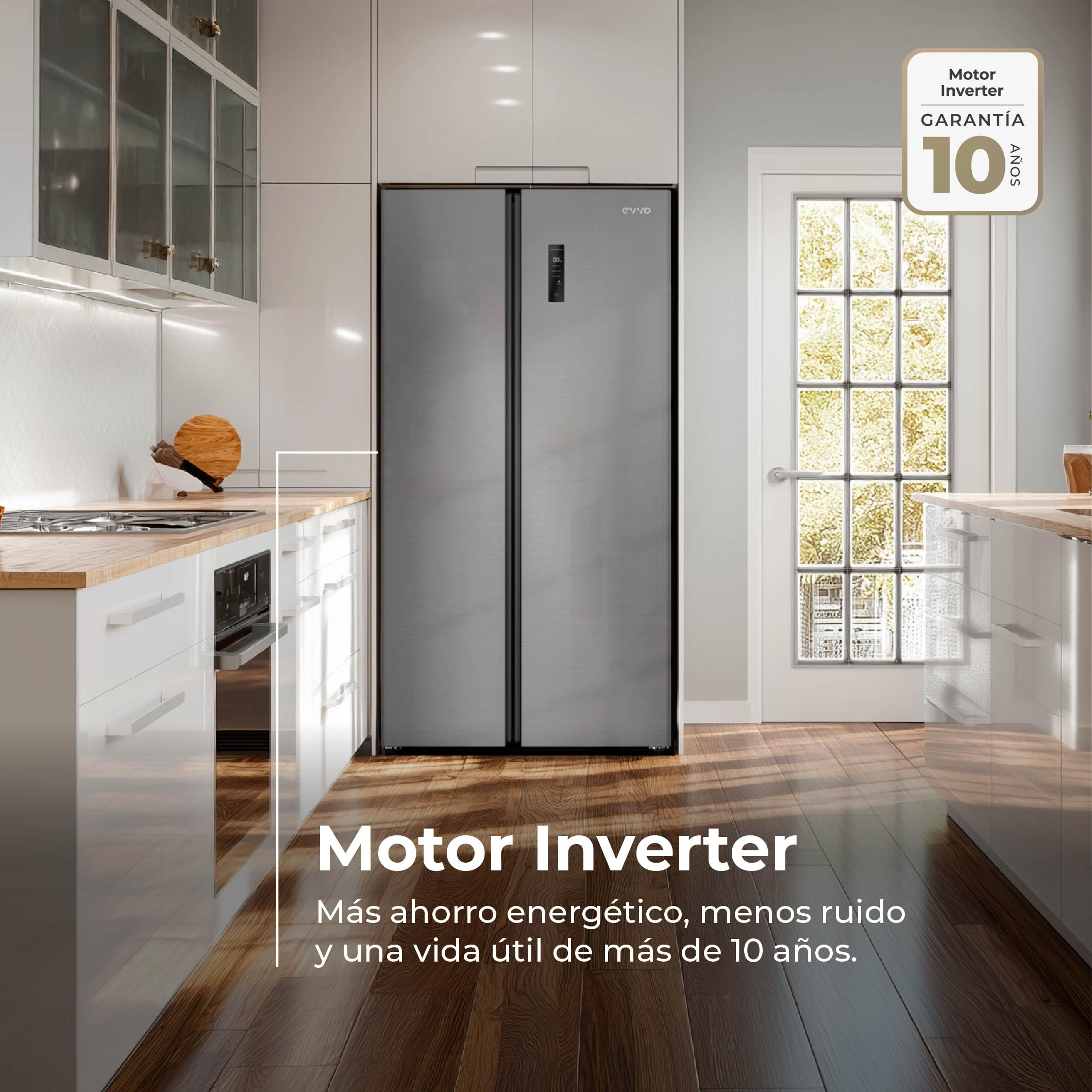 Cocina moderna con gran frigorífico inverter plateado, suelo de madera y muebles blancos.