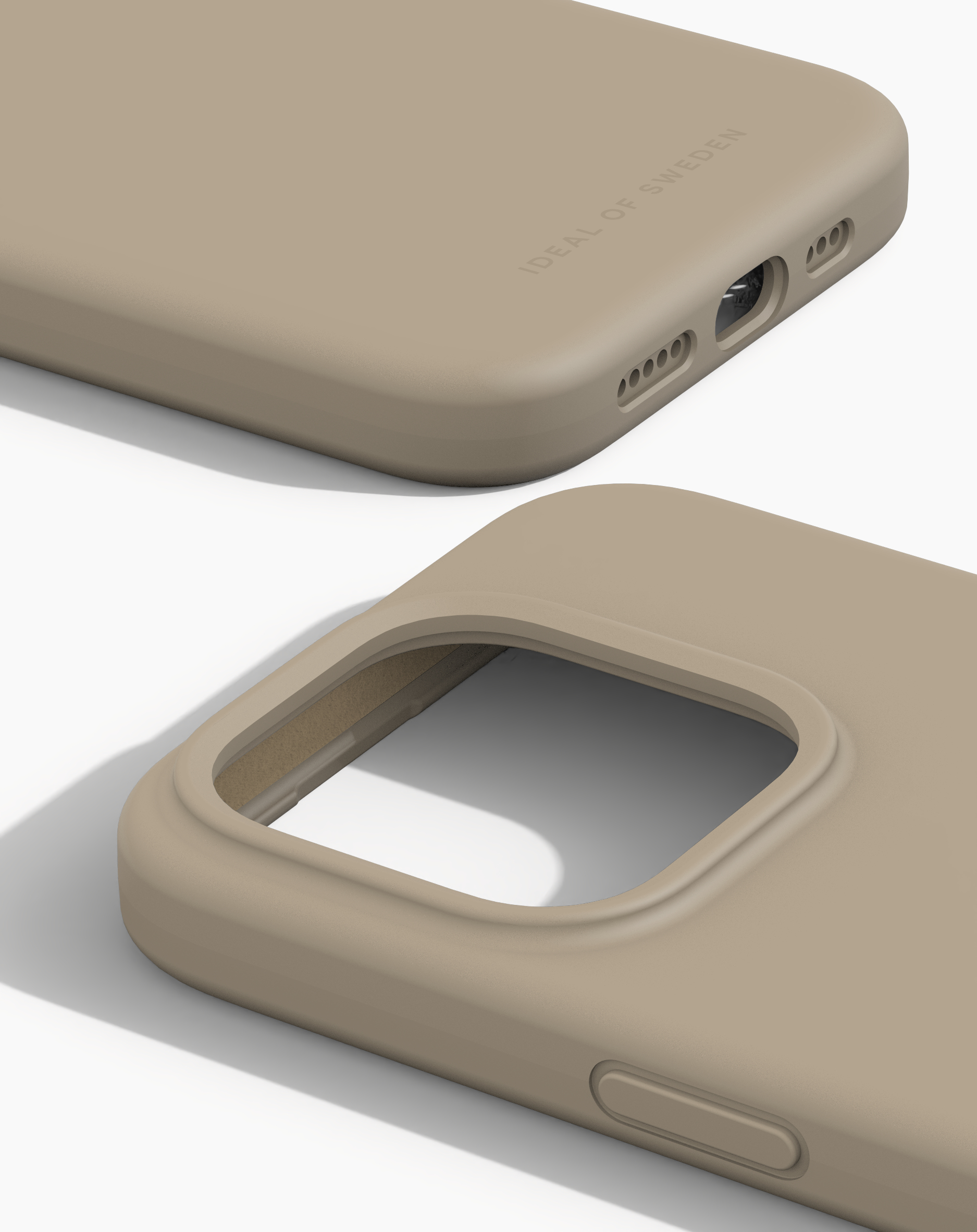 Beige telefoonhoesje op een witte achtergrond met uitsparingen voor camera en poorten.