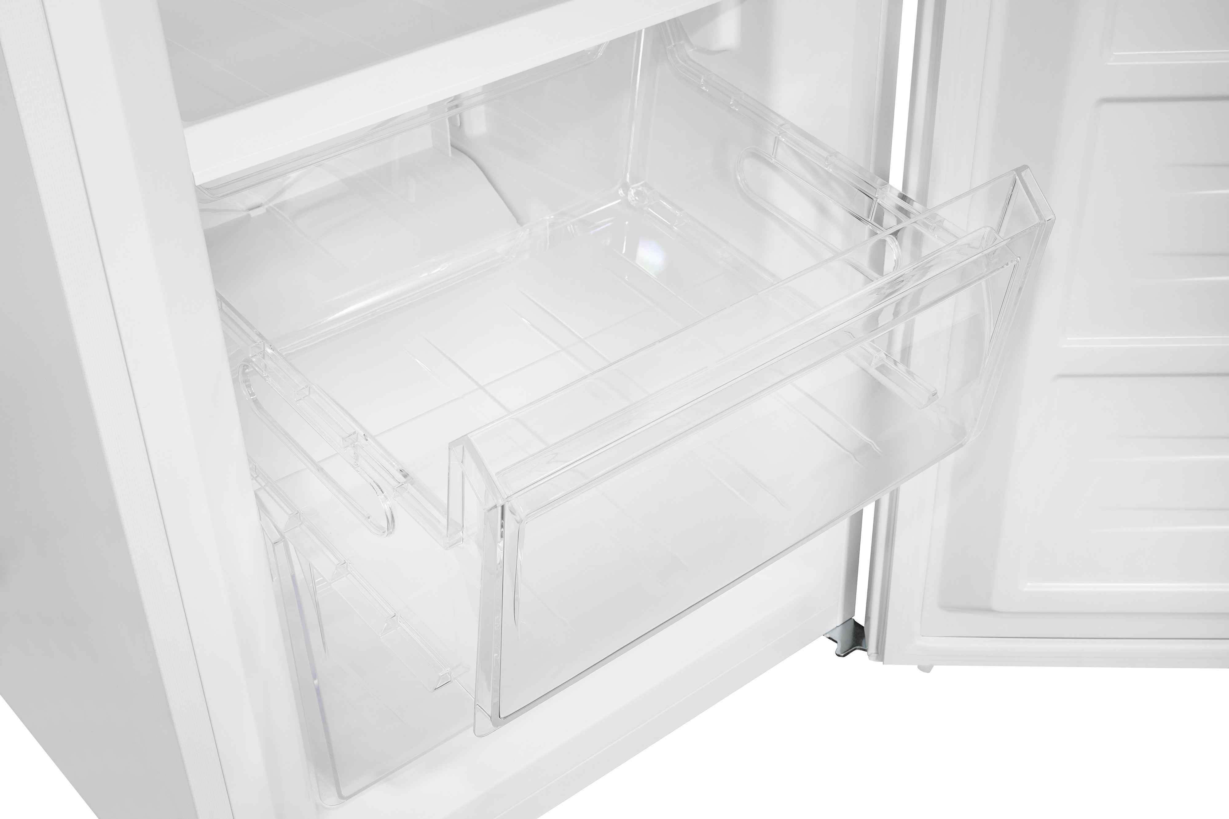 Ein offener weißer Kühlschrank mit einer herausgezogenen, durchsichtigen Schublade im Innenraum.
