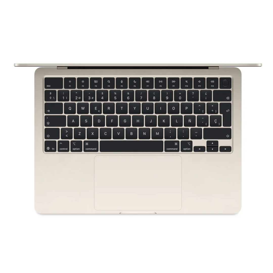 Vista superior de cerca de un teclado MacBook dorado con distribución española negra y un trackpad abajo.