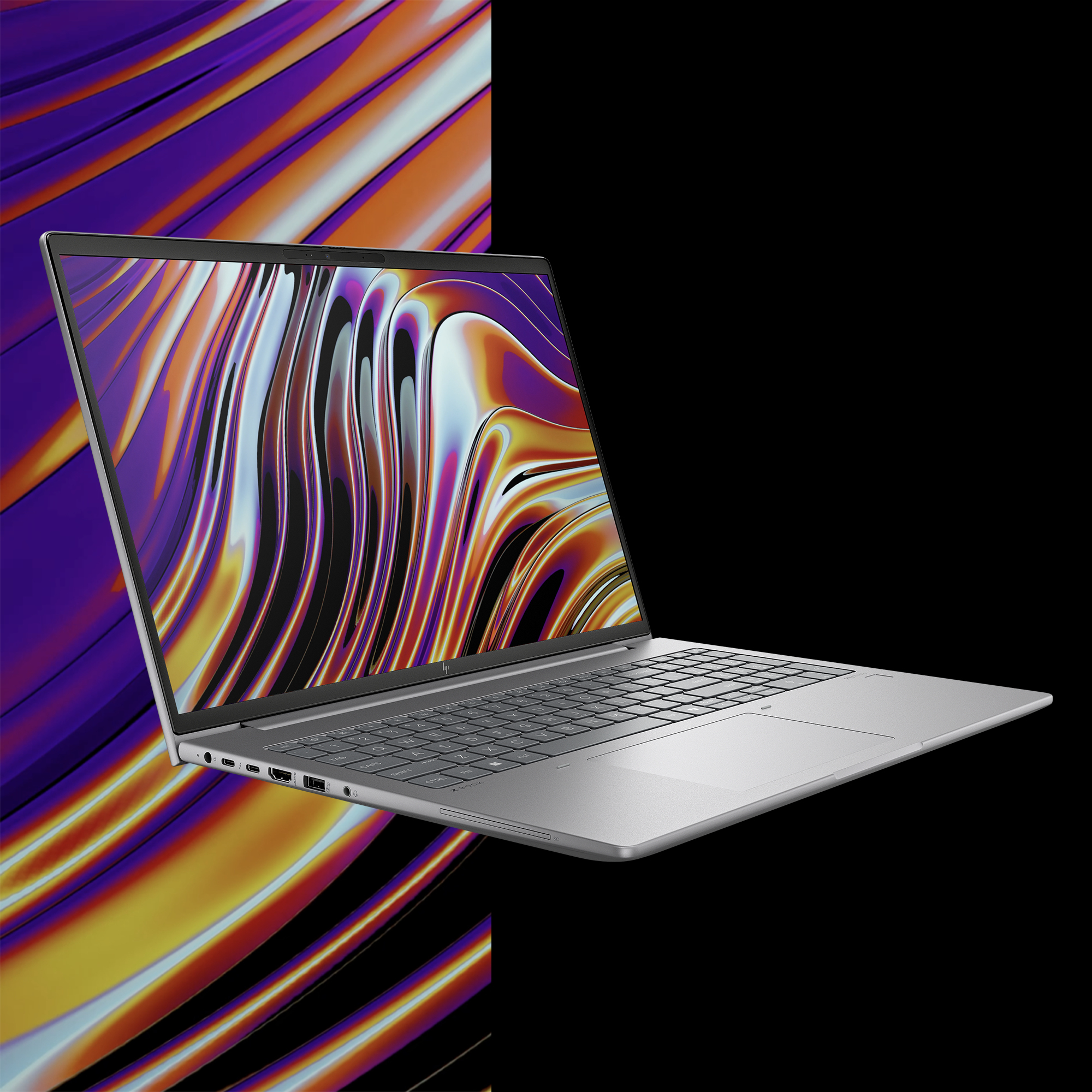 Ein silberner Laptop ist auf einem geteilten Hintergrund mit abstrakter Kunst und Schwarz abgebildet.