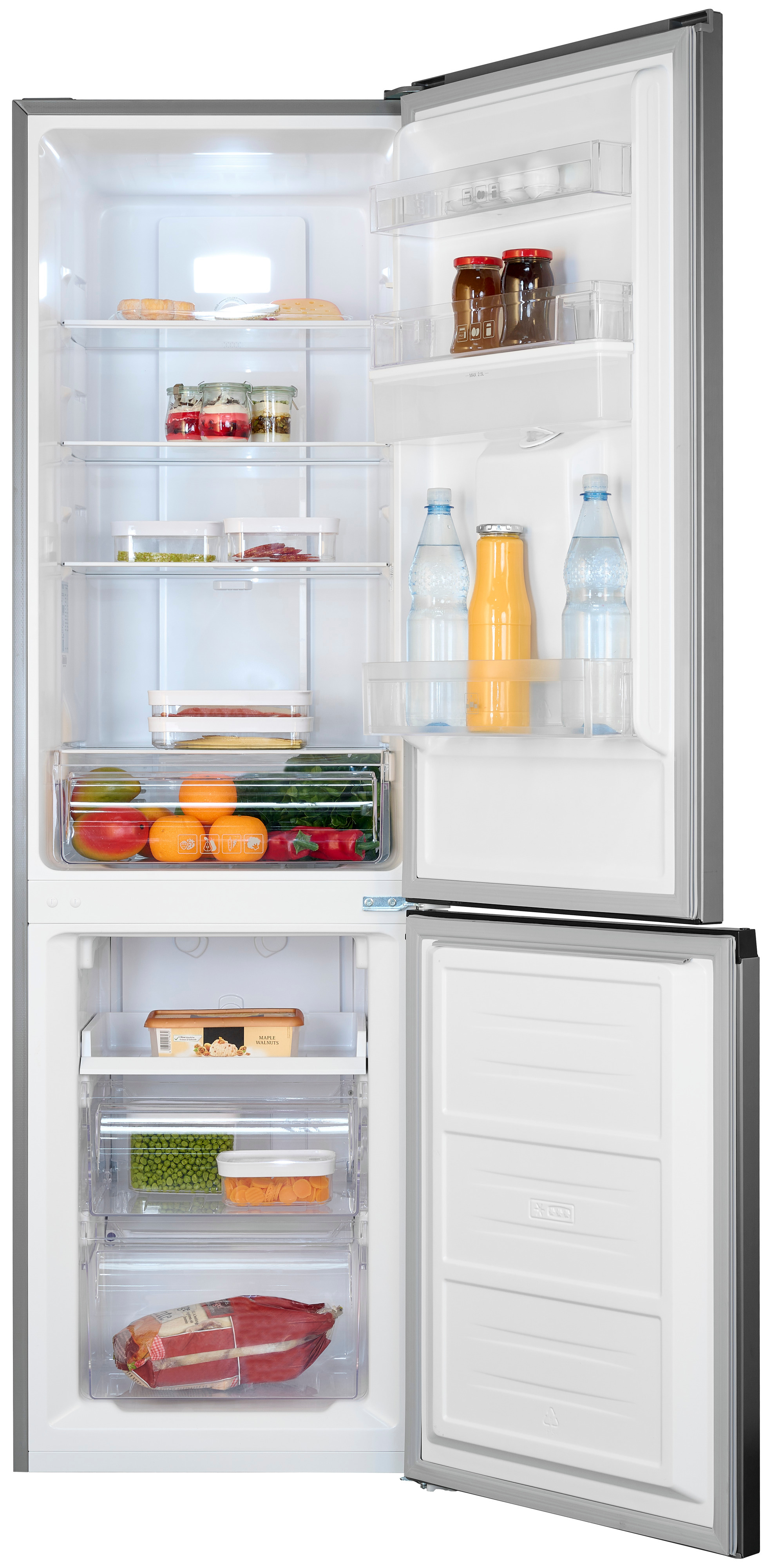 Ein offener Kühlschrank mit Lebensmitteln, Jars, Flaschen sowie Obst und Gemüse in den Fächern.