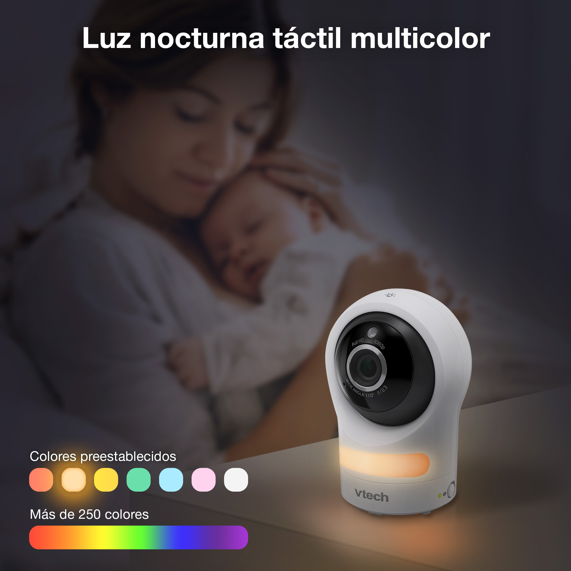 Un vigilabebés VTech con luz nocturna brillante está sobre una superficie, con una madre sosteniendo a su bebé de fondo.