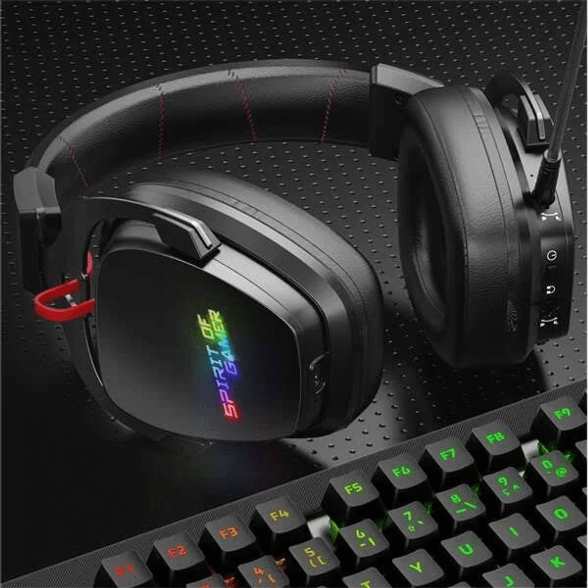 Cuffie da gioco nere con illuminazione RGB posizionate sopra una tastiera retroilluminata in verde.