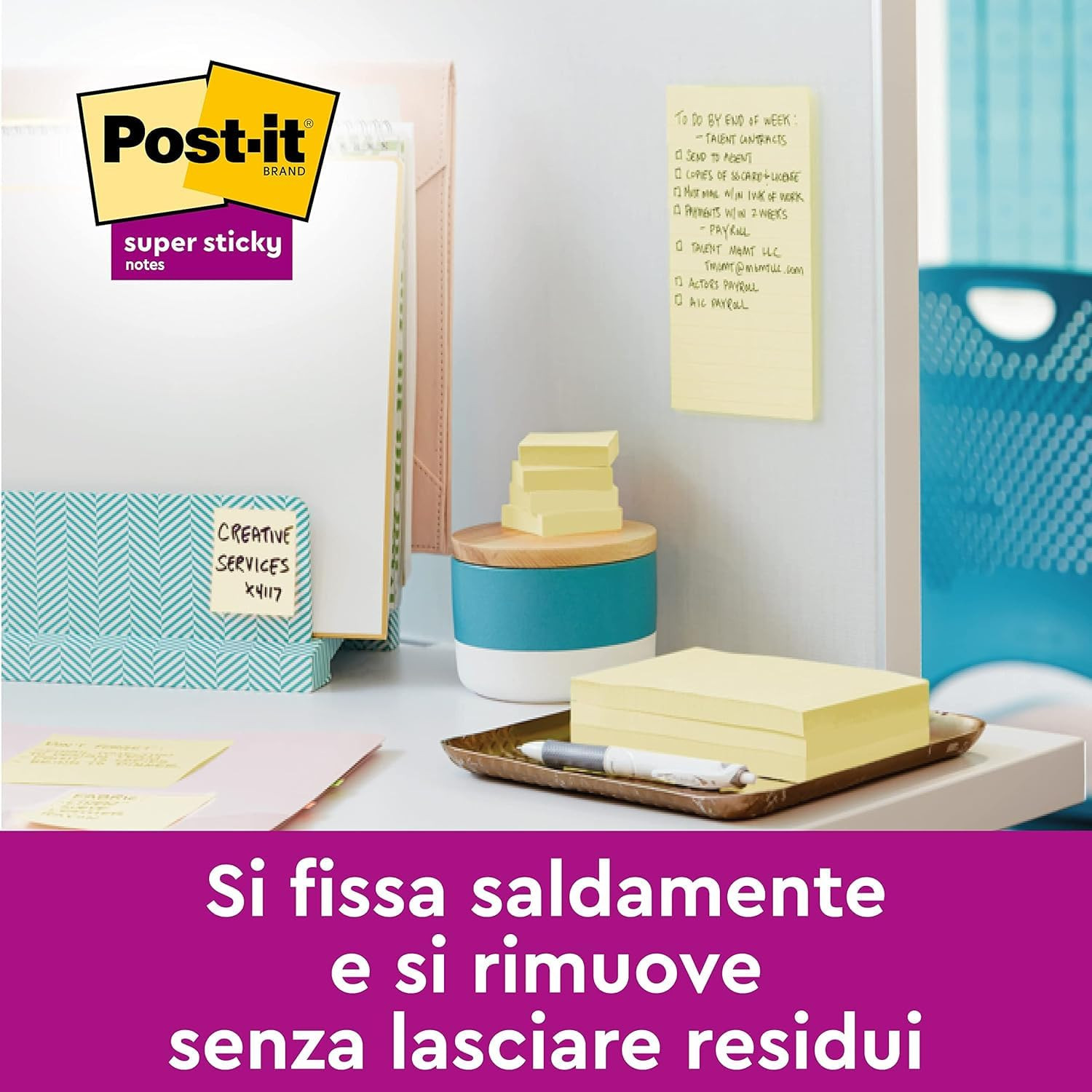 Post-it gialli su una scrivania ordinata con penne e supporti.