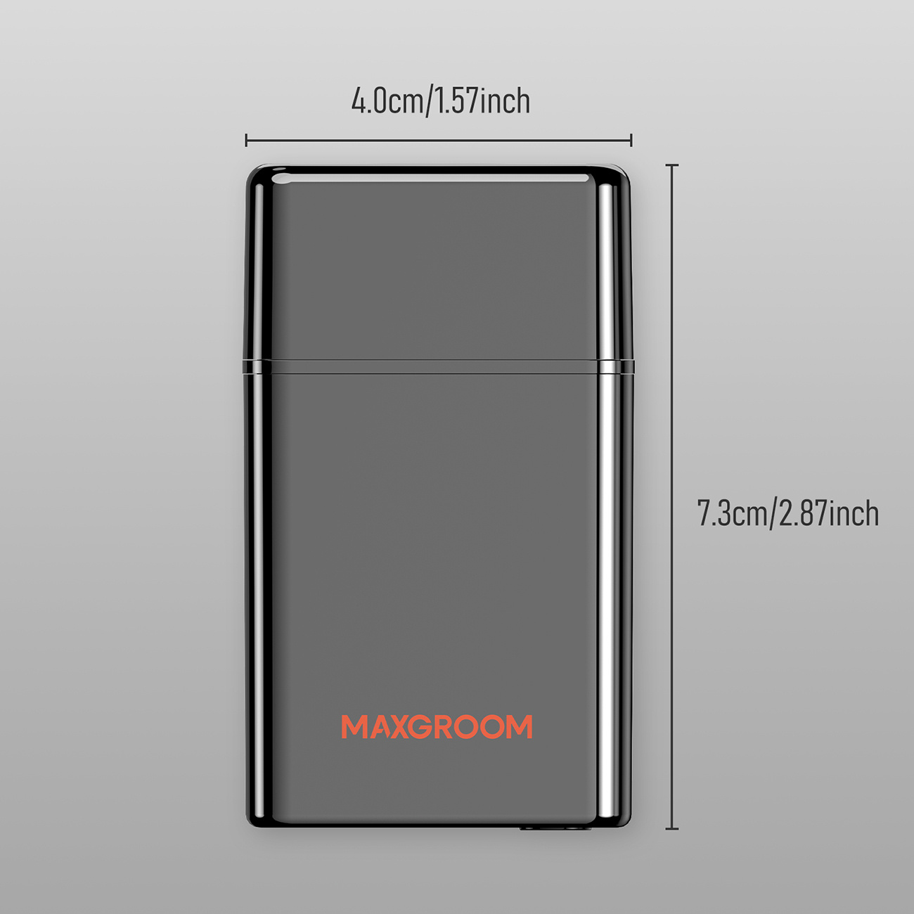 Un rasoio Maxgroom grigio lucido con dimensioni: 4,0 cm di larghezza e 7,3 cm di altezza.