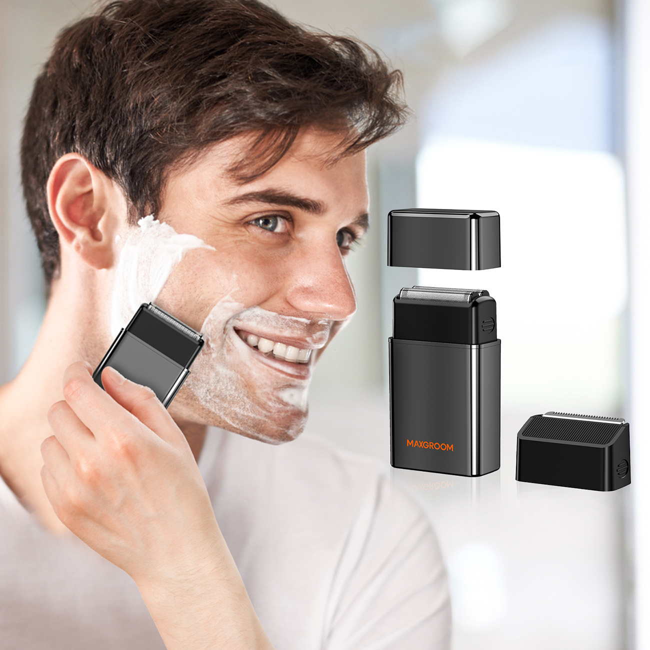 Un uomo sorridente si rade con un rasoio nero, con accessori mostrati a destra.