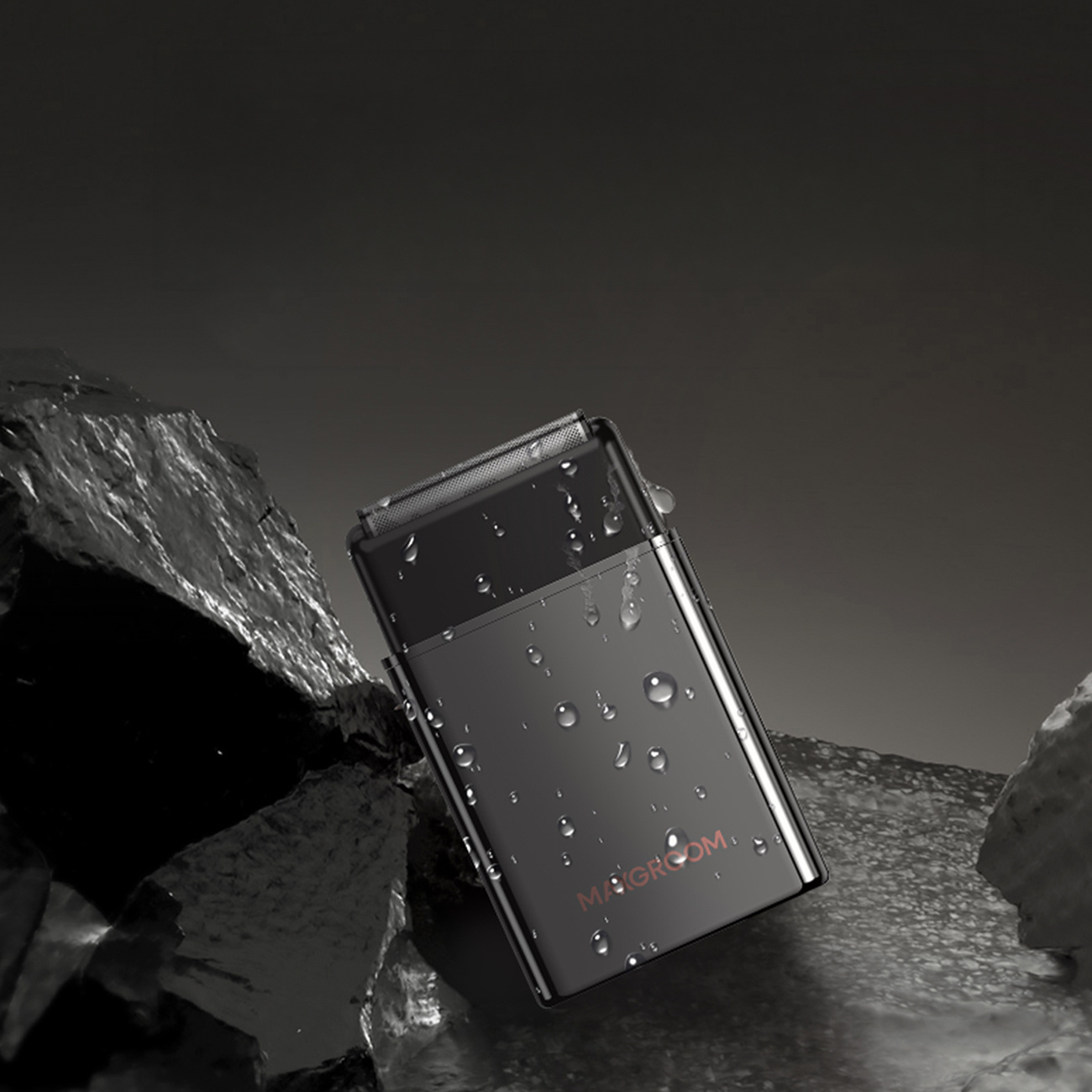 Un rasoio nero coperto d'acqua si trova in diagonale tra rocce scure su una superficie bagnata.