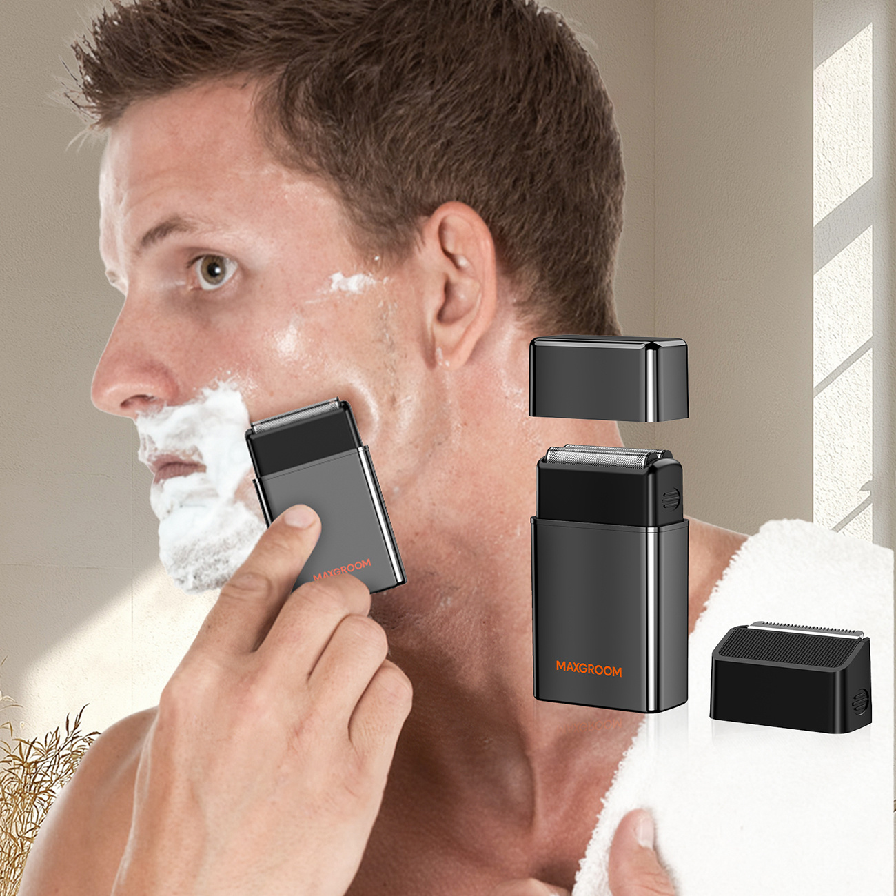 Un uomo si rade la barba usando un rasoio elettrico nero mentre vengono mostrati i pezzi di ricambio.