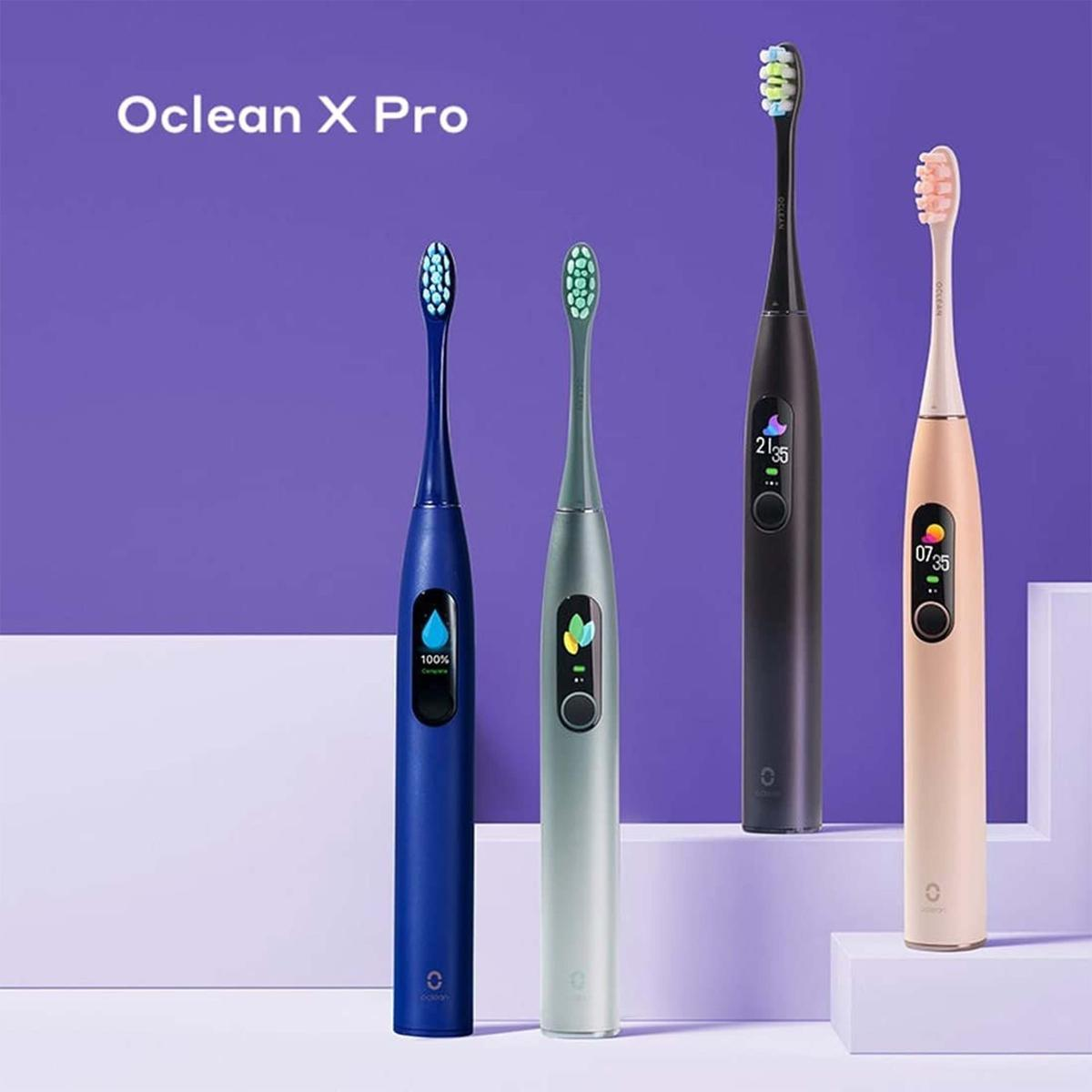 Quattro spazzolini elettrici Oclean X Pro in blu, verde, nero e rosa su sfondo viola.