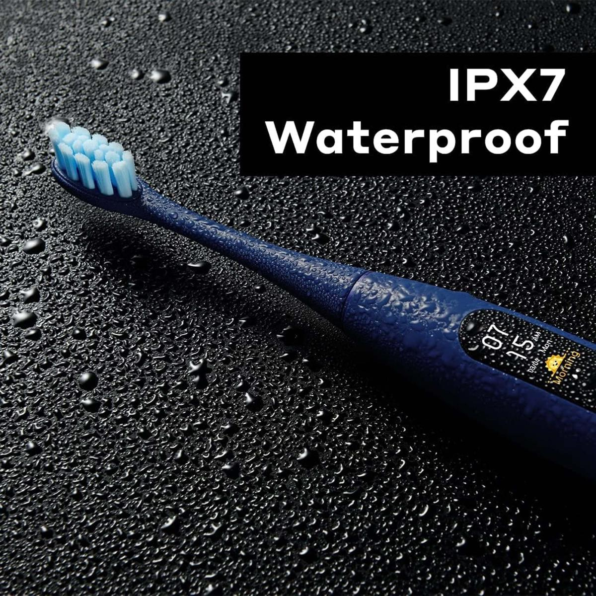 Spazzolino elettrico blu su superficie nera bagnata con testo IPX7 Waterproof.