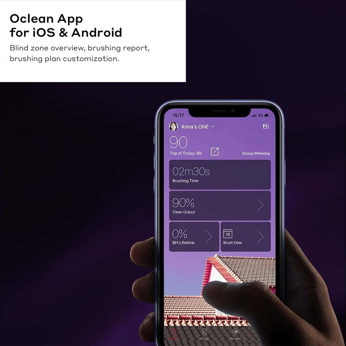 Mano che tiene uno smartphone con l'app Oclean che mostra i dati di spazzolamento su interfaccia viola.