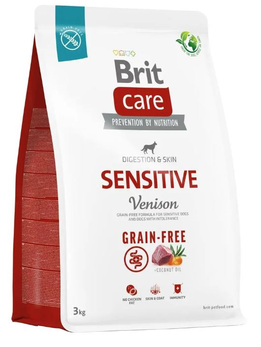 Una bolsa blanca y roja de 3 kg de comida para perros Brit Care Sensitive Venison con información del producto.