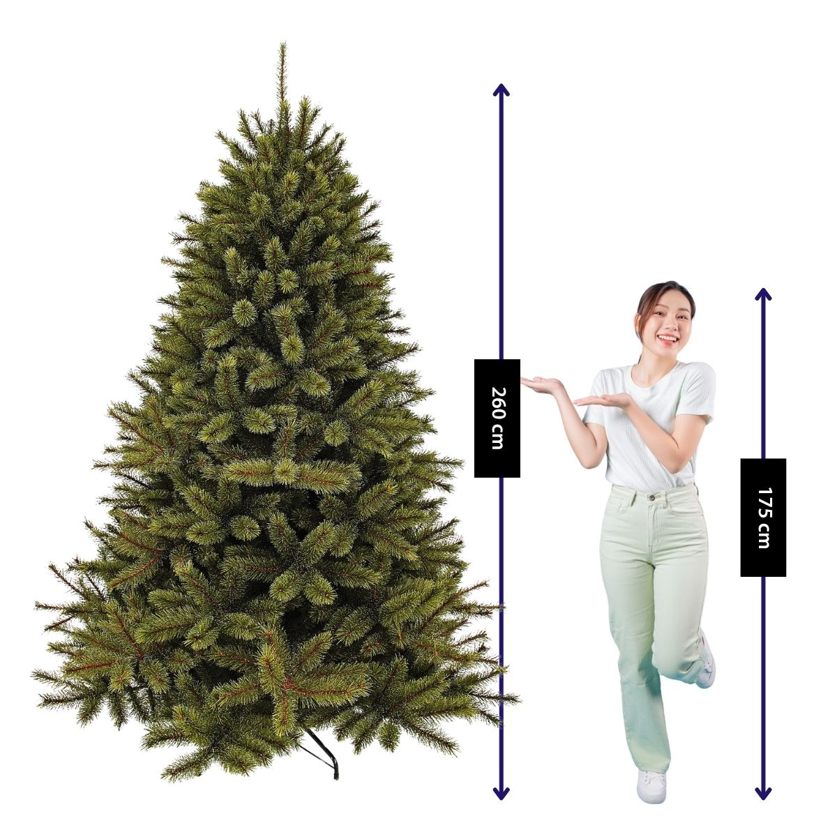 Une femme désigne un grand sapin de Noël artificiel de 260 cm de haut.