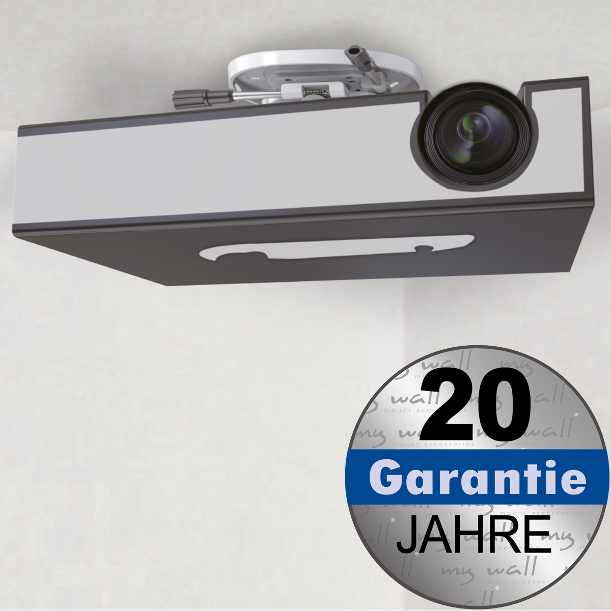 Ein weiß-schwarzer Projektor an der Decke mit einem runden "20 Jahre Garantie" Emblem in der unteren rechten Ecke.