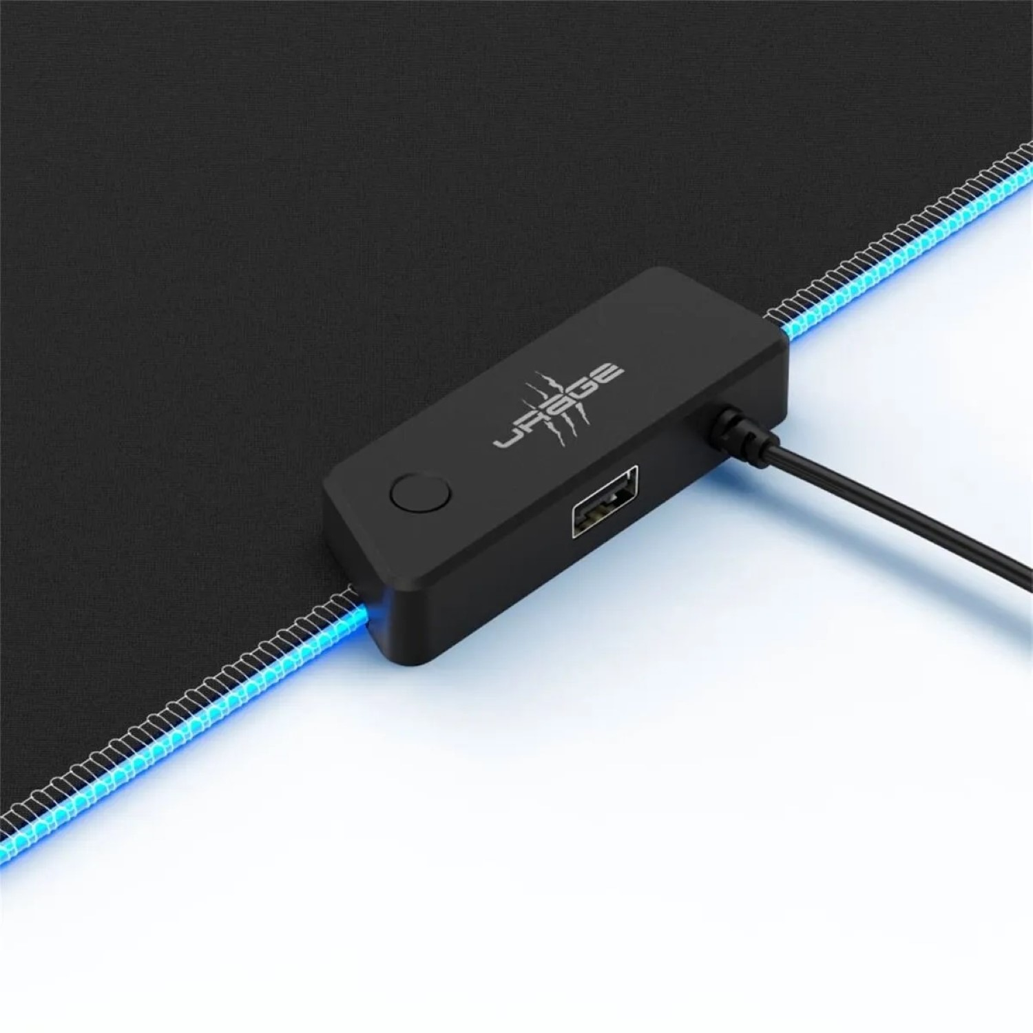 Ein schwarzes uRage Steuerungsmodul mit USB-Anschluss und blauem LED-Licht auf einer dunklen Matte.