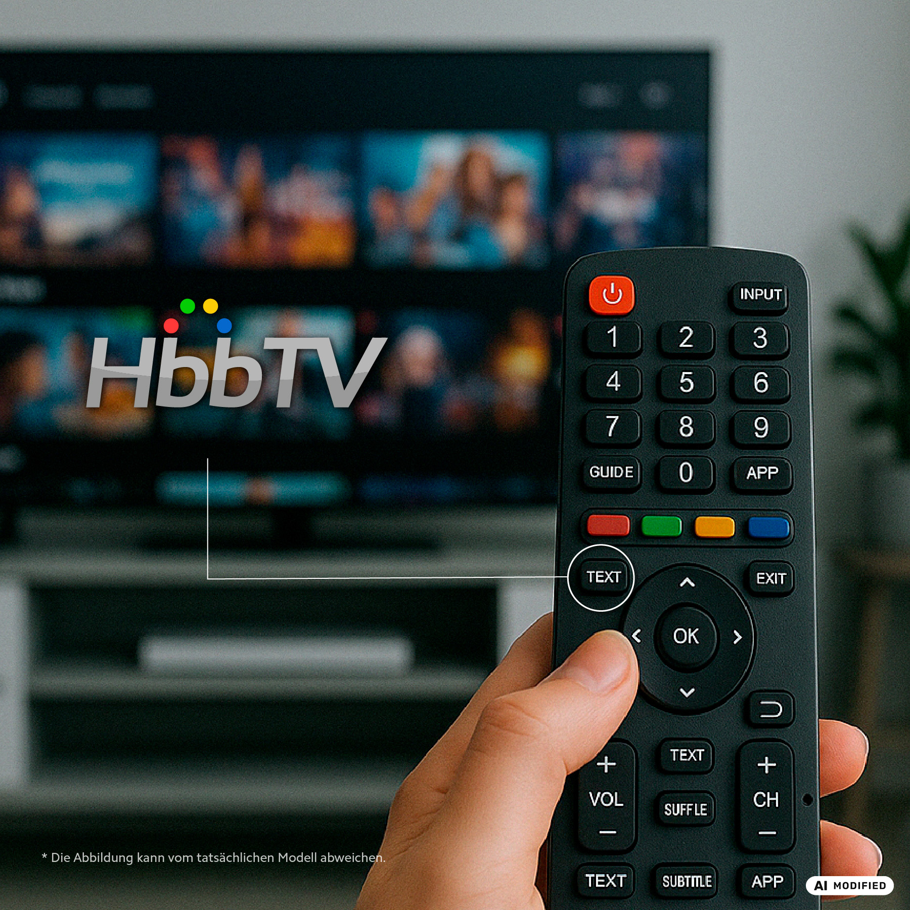 Eine Hand hält eine schwarze Fernbedienung vor einem Fernseher mit HbbTV-Logo.